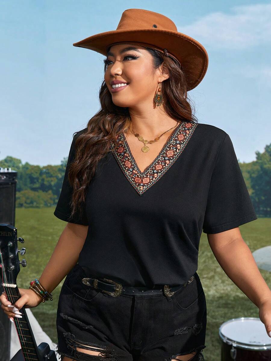 SHEIN VCAY 大碼拼接花卉圖案織帶V領T恤 - 黑色 - 查看 1