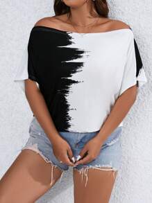SHEIN LUNE Camiseta con estampado de pincelada de hombros descubiertos de manga murciélago - Blanco y Negro - Ver 4