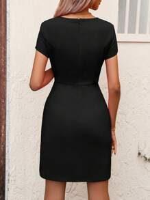 SHEIN LUNE 素色後拉鏈A字連衣裙 - 黑色 - 查看 2