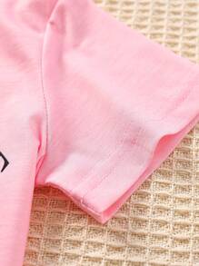 SHEIN 小女童蝴蝶和標語圖案T恤和腰帶牛仔短褲