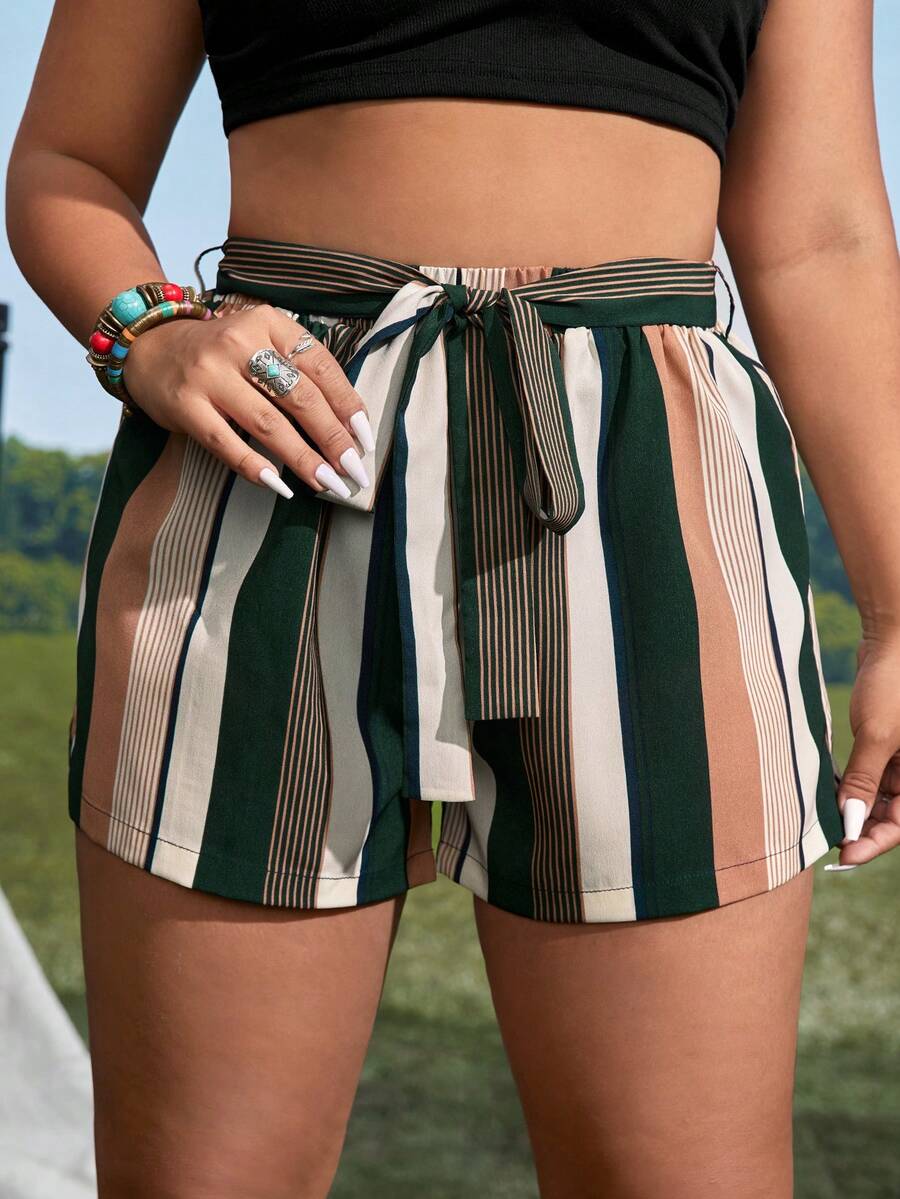 SHEIN VCAY 大碼條紋印花附腰帶短褲 - 彩色 - 查看 1