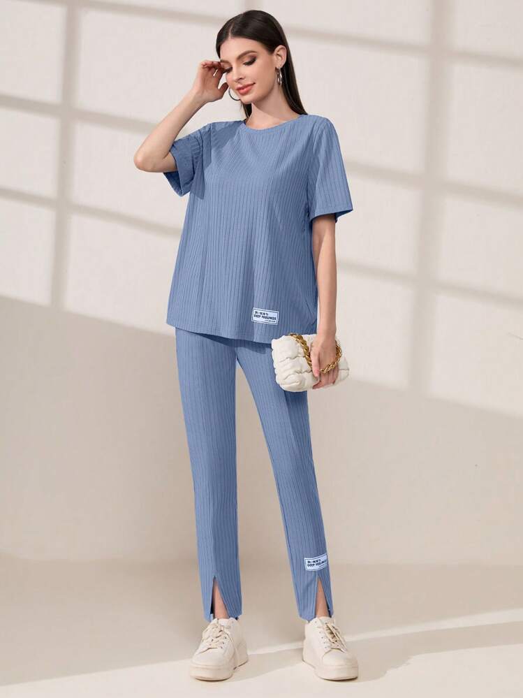 Mulvari Conjunto de 2 piezas con camiseta con detalle de parche de letra y pantalones con bajo dividido - Azul - Añade 2