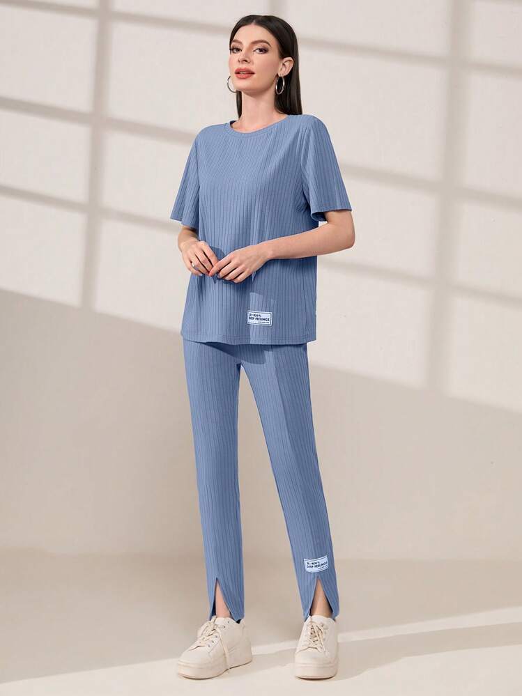 Mulvari Conjunto de 2 piezas con camiseta con detalle de parche de letra y pantalones con bajo dividido - Azul - Añade 1