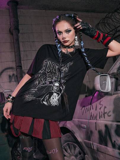 Camiseta de hombros caídos con letra con estampado de esqueleto