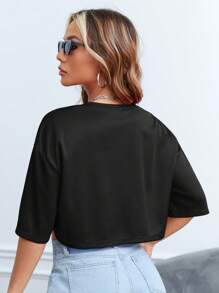 SHEIN EZwear Camiseta crop con estampado de letra de hombros caídos