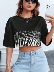 SHEIN EZwear Camiseta crop con estampado de letra de hombros caídos