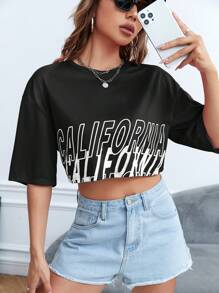 SHEIN EZwear Camiseta crop con estampado de letra de hombros caídos