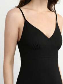 Ocili 柔順舒適的黑色V領吊帶睡裙 - 黑色 - 查看 6