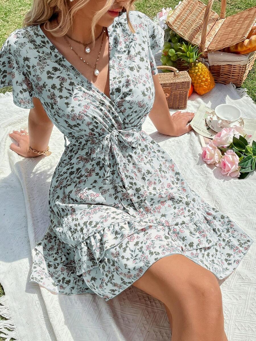 SHEIN Holidaya 碎花蝴蝶袖荷葉邊繫腰帶洋裝 - 淺藍色 - 查看 1