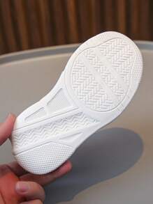 運動板鞋適用於男孩字母圖案刺繡細節前綁帶運動鞋