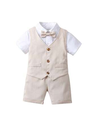 小男童前蝴蝶結襯衫和夾克背心和短褲