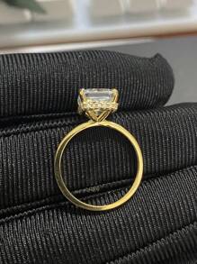 Một chiếc nhẫn đính hôn bạc đính đá Zirconia 4 chấu phong cách sang trọng cổ điển - Vàng - Xem 7