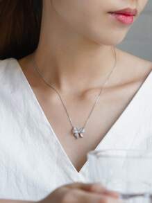 1件优雅立方氧化锆蝴蝶结吊坠项链，适合作为情人节礼物、送给妈妈的礼物、母亲节礼物（女士款）。 - 銀色 - 查看 3