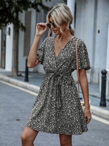 SHEIN VCAY 碎花蝴蝶袖繫腰帶洋裝 - 彩色 - 查看 3