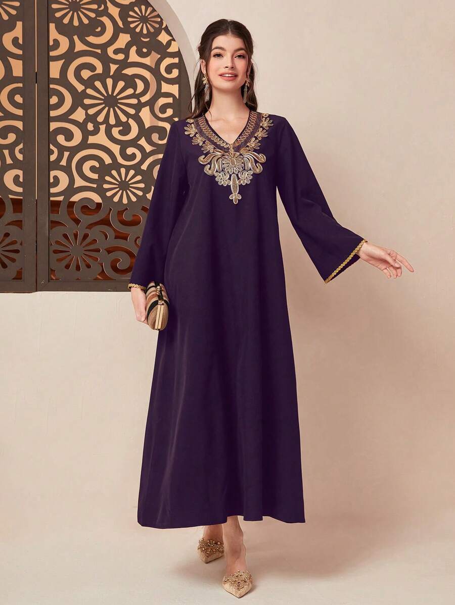 Al Najma 花卉刺绣对比色带长袍，朴素