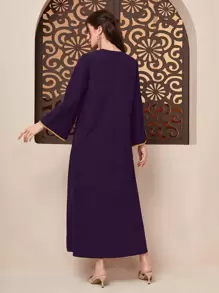 Al Najma 花卉刺绣对比色带长袍，朴素