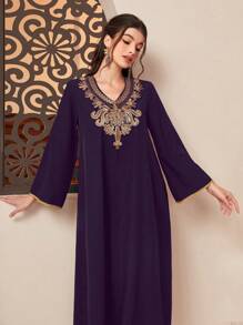 Al Najma 花卉刺绣对比色带长袍，朴素