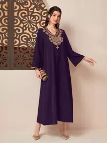 Al Najma 花卉刺绣对比色带长袍，朴素