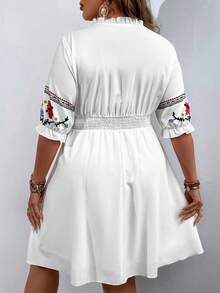 SHEIN Clasi Robe brodé fleur à franges à nœud manches évasées