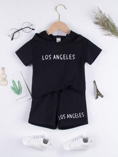 男嬰字母圖案連帽T恤和短褲