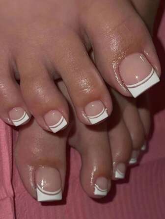 Natychmiast odśwież swój wygląd dzięki 24 krótkim kwadratowym białym paznokciom u stóp w stylu francuskim, 1 pilnikowi do paznokci i 1 taśmie klejącej do paznokci. Artykuły do paznokci. Paznokcie.