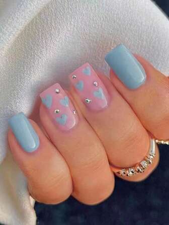 用24入組長方形藍色萊茵石心形印花假指甲和1入組指甲銼和1張膠帶升級您造型