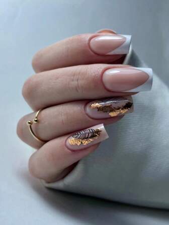 Uppgradera din look direkt med 24 långa fyrkantiga lösnaglar i fransk stil med bladmönster i guldfolie, 1 nagelfil och 1 ark nageltejp. Nageltillbehör.