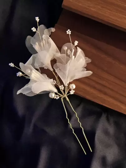 1件优雅蝴蝶花瓣形U型发夹，饰有珍珠，是婚礼/派对/情人节礼物的理想配饰。