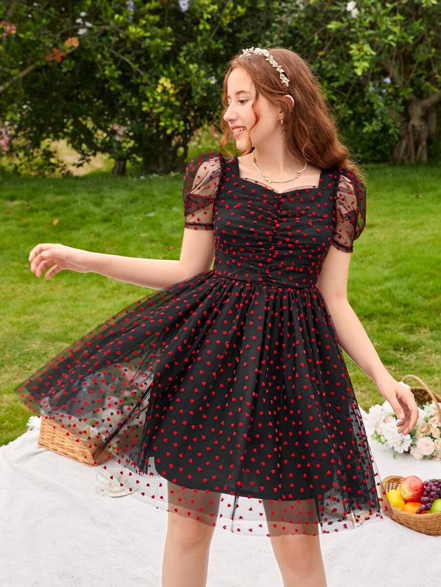 SHEIN 青少年女孩愛心圖案胸部褶皺泡泡袖網紗覆蓋洋裝 - 黑色 - 查看 1