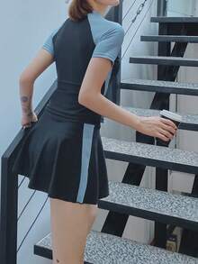 Bañador bikini con estampado de letra de dos tonos de manga raglán - Negro - Ver 2