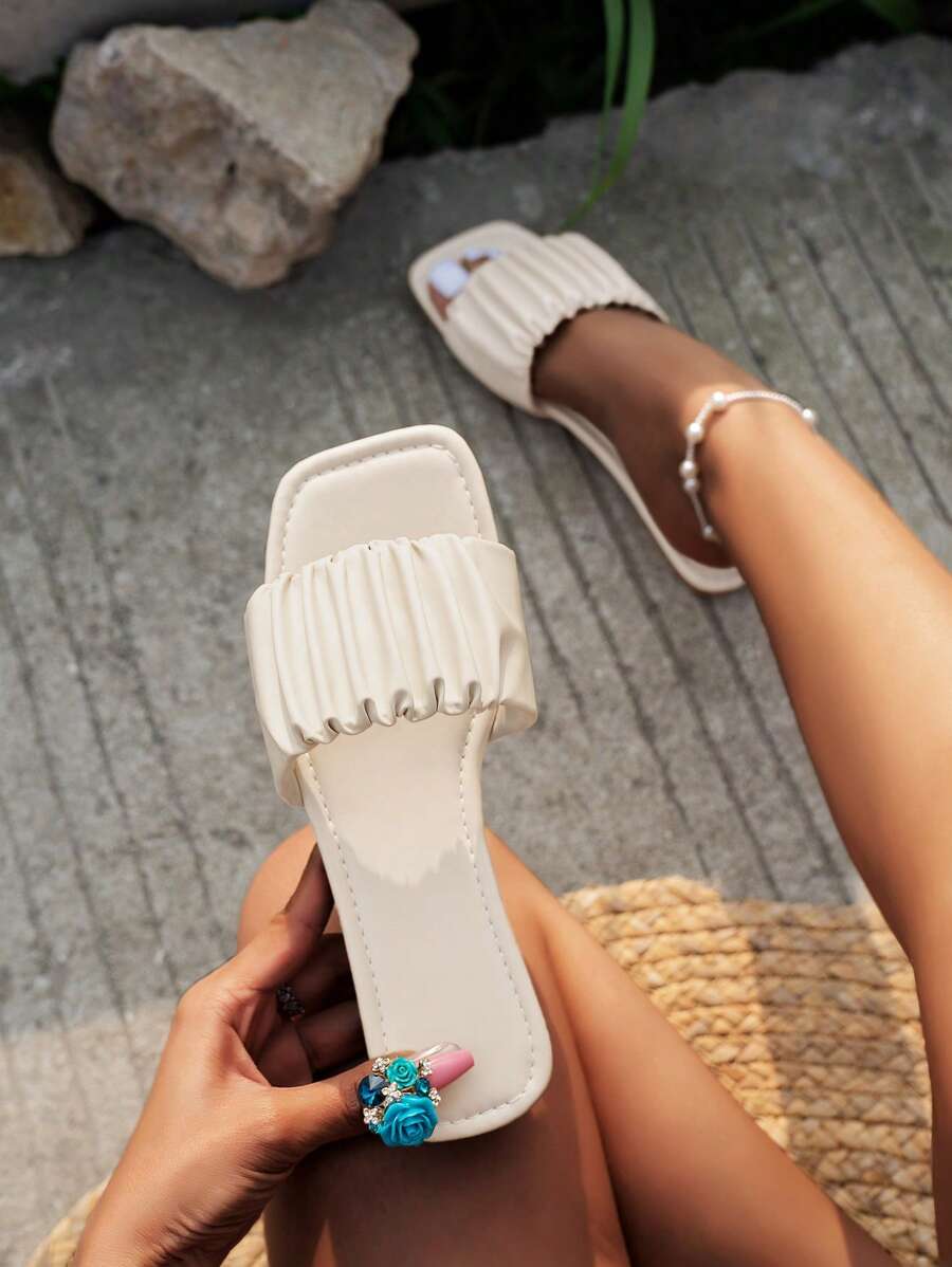 女性抽褶細節露趾優雅白色平底涼鞋