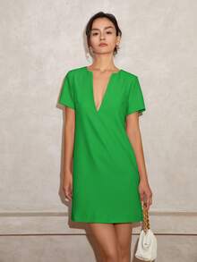 女式纯色 V 领短袖直筒中长休闲连衣裙