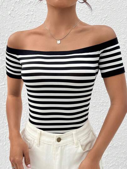 SHEIN Essnce Camiseta con estampado de rayas de hombros descubiertos