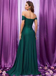 Abito elegante da damigella d'onore con spalle scoperte, drappeggio laterale e spacco sulla coscia