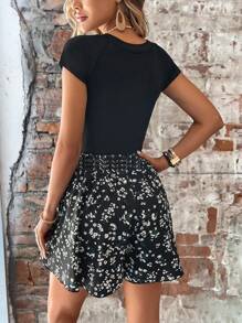 SHEIN Holidaya Solid Tee & Ditsy Floral Print Shorts - Black - View 2