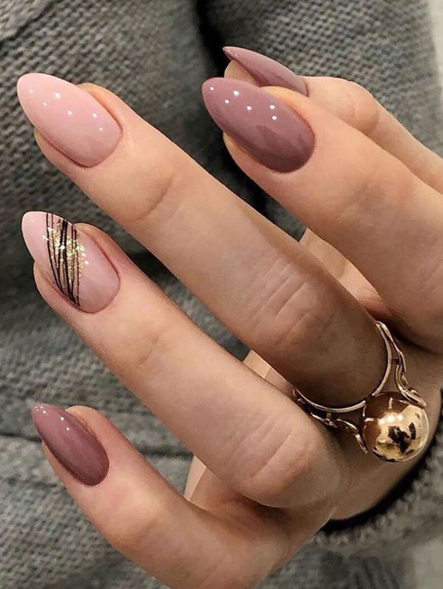 Trasforma le tue unghie con 24 pezzi di unghie finte di lunghezza ovale di colore viola con strisce di glitter, 1 lima per unghie e 1 foglio di unghie autoadesive. Forniture per le unghie