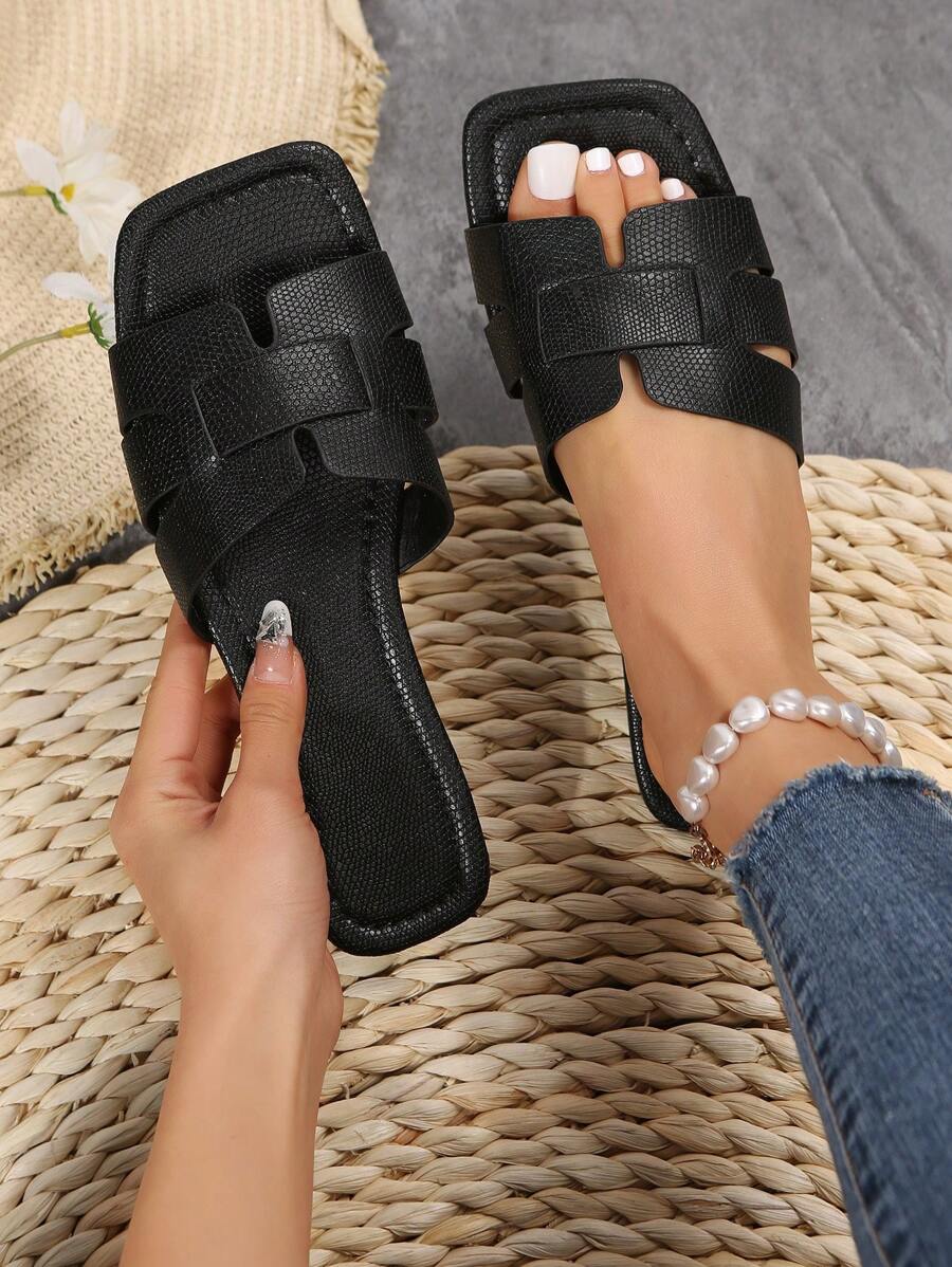 新款夏季女款鏤空條紋方頭時尚平底涼鞋，適合海灘與日常穿著，黑色，度假必備