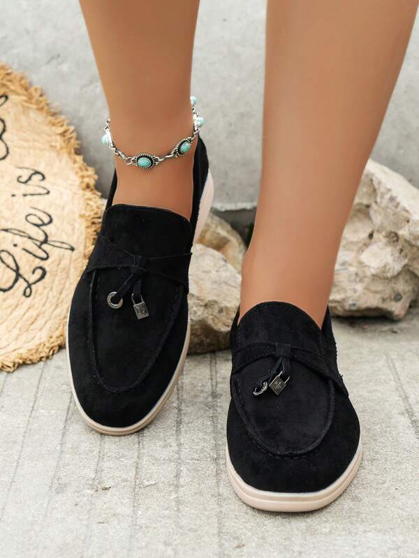 شبشب أنيق للنساء من الجلد المدبوغ الصناعي مع زخرفة معدنية، موكاسين