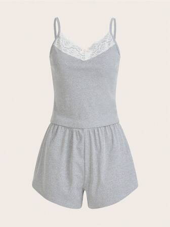 طقم صدرية كامي مع شورت غير رسمي دانتيل متباين اللون