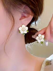 1雙時尚鋅合金水鑽和人造珍珠裝飾花朵設計耳釘適合女士日常裝飾 - 彩色 - 查看 3