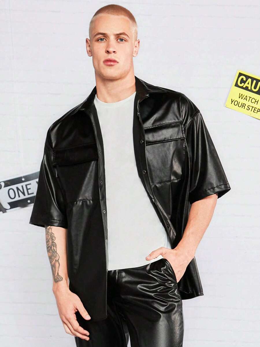 Manfinity RebelGame 寬鬆款男式襟翼口袋垂墜肩仿皮襯衫（無t恤） - 黑色 - 查看 1