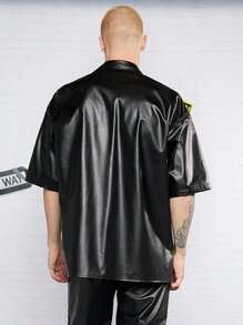 Manfinity RebelGame 寬鬆款男式襟翼口袋垂墜肩仿皮襯衫（無t恤） - 黑色 - 查看 2