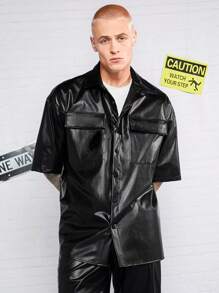 Manfinity RebelGame 寬鬆款男式襟翼口袋垂墜肩仿皮襯衫（無t恤） - 黑色 - 查看 4