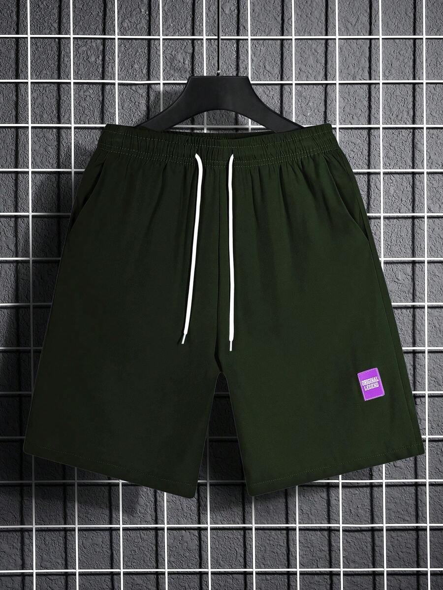 Manfinity Homme Trang phục thường ngày dành cho nam, hoàn hảo cho các chuyến đi chơi và kỳ nghỉ, với quần short thường ngày rộng rãi, hiệu suất cao theo phong cách INS. Quần short có thiết kế miếng vá chữ và cạp rút, quần short thường ngày có dây rút. - Màu xanh lá cây đậm - Xem 1