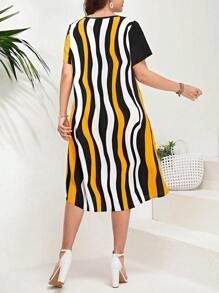 SHEIN LUNE Plus Size Short-Sleeved Dress With V-Neck And Wave Pattern, Summer - Multicolor - View 2