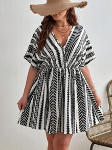 SHEIN VCAY 加大V领几何印花蝙蝠袖夏装 - 黑與白 - 查看 1