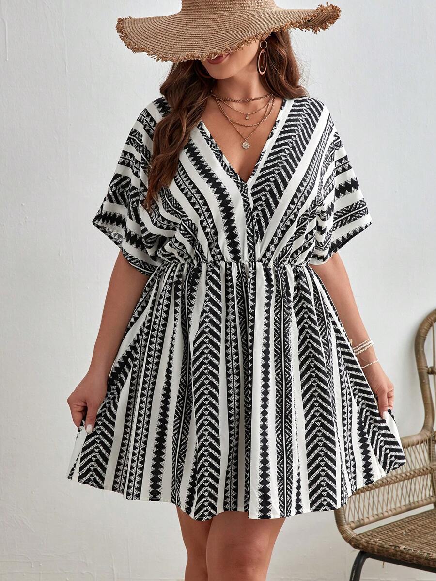 SHEIN VCAY 加大V领几何印花蝙蝠袖夏装 - 黑與白 - 查看 1