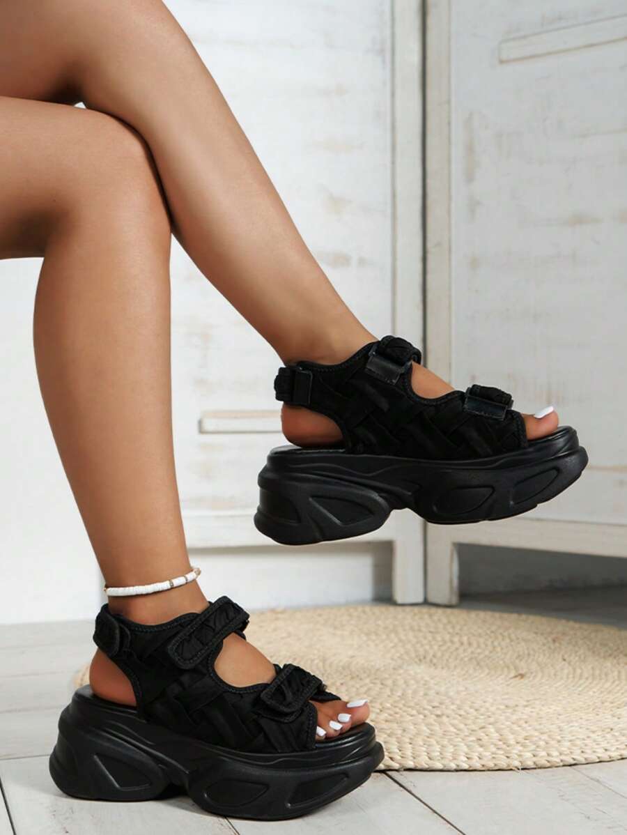 Xăng đan thể thao màu đen cho nữ, chi tiết xếp nếp Xăng đan thể thao dây buộc móc và vòng - màu đen - Xem 1