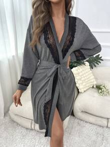 Bata con cinturón con encaje en contraste