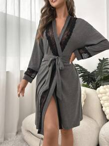 Bata con cinturón con encaje en contraste